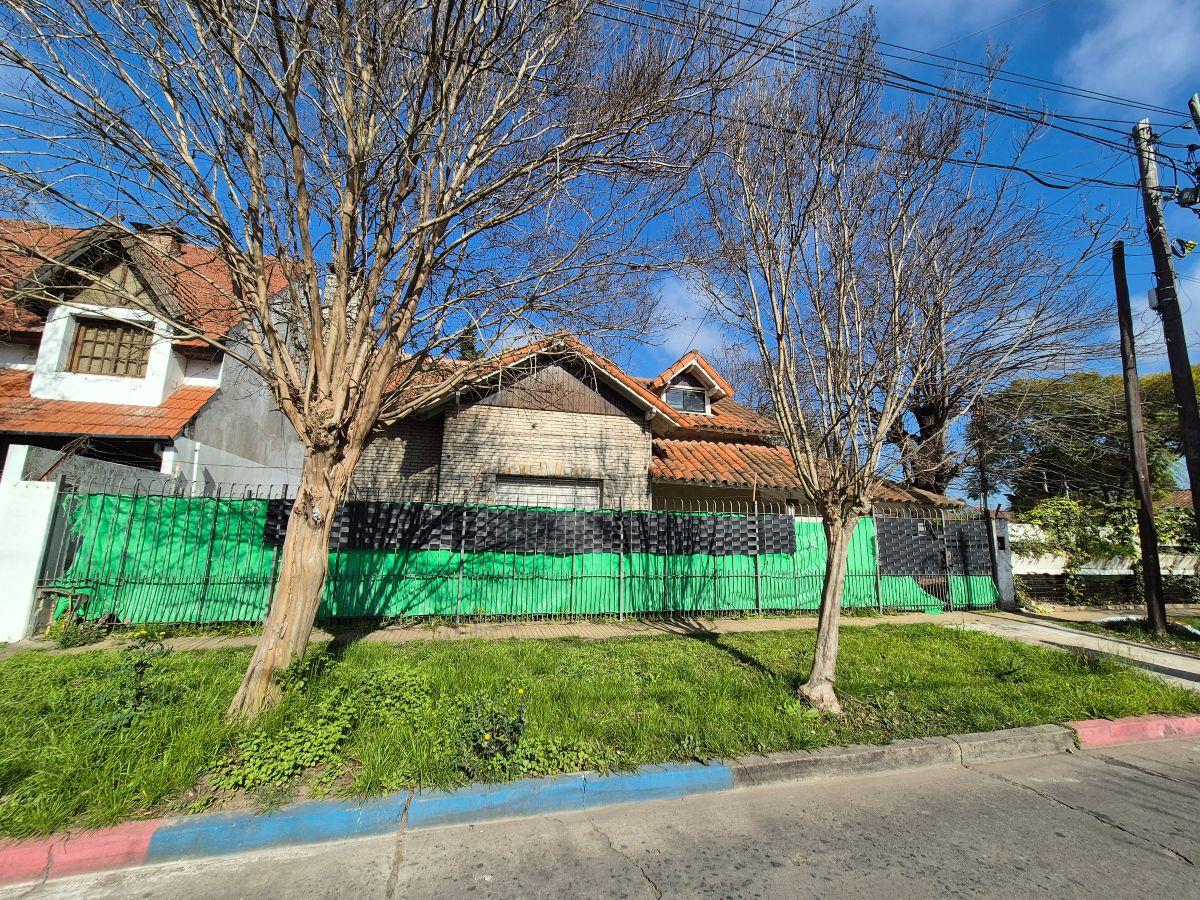 Foto de CHALET DESARROLLADO SOBRE AMPLIO LOTE EN ESQUINA DE 17X30 APROX, imagen 2