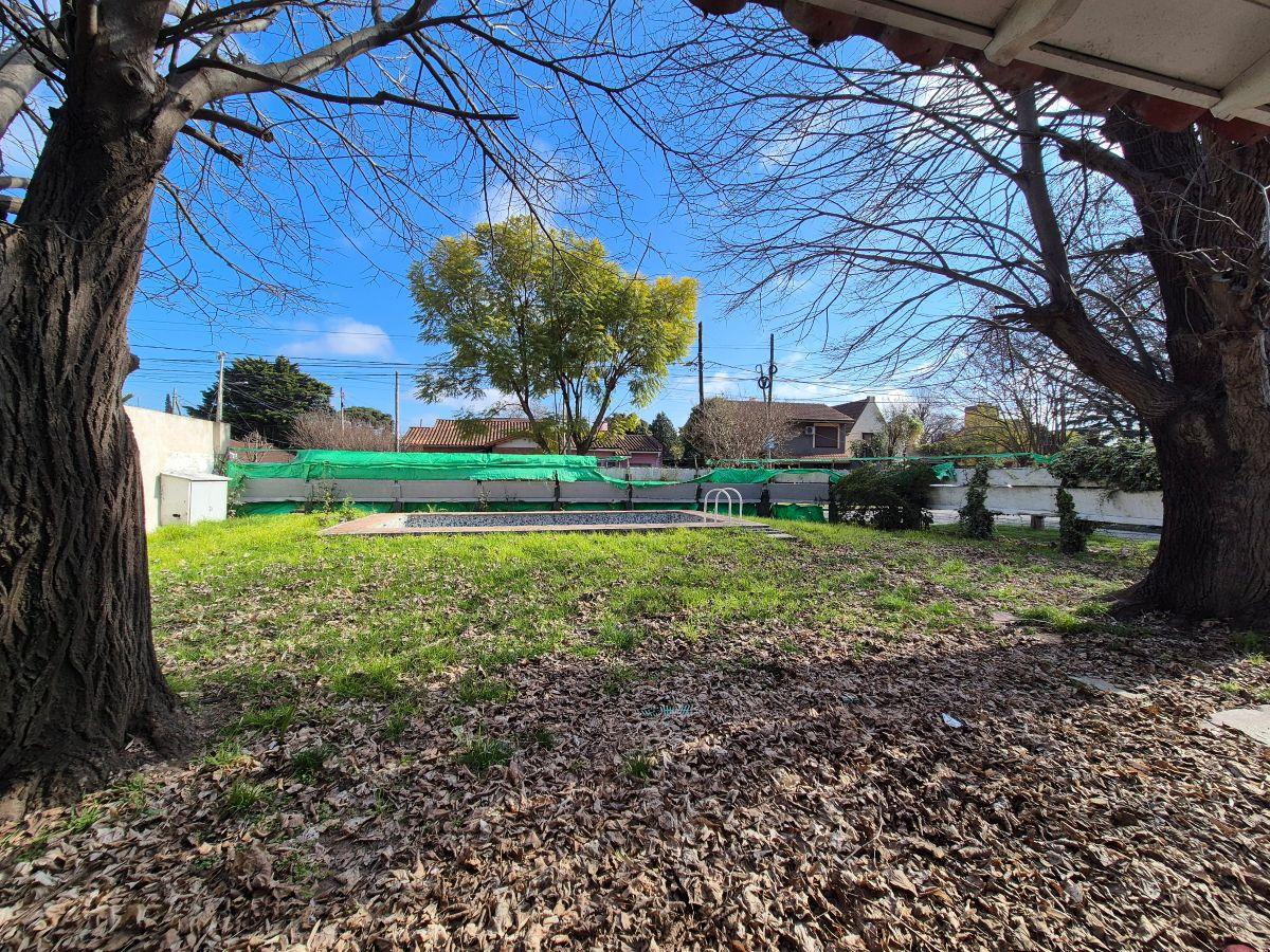 Foto de CHALET DESARROLLADO SOBRE AMPLIO LOTE EN ESQUINA DE 17X30 APROX, imagen 4