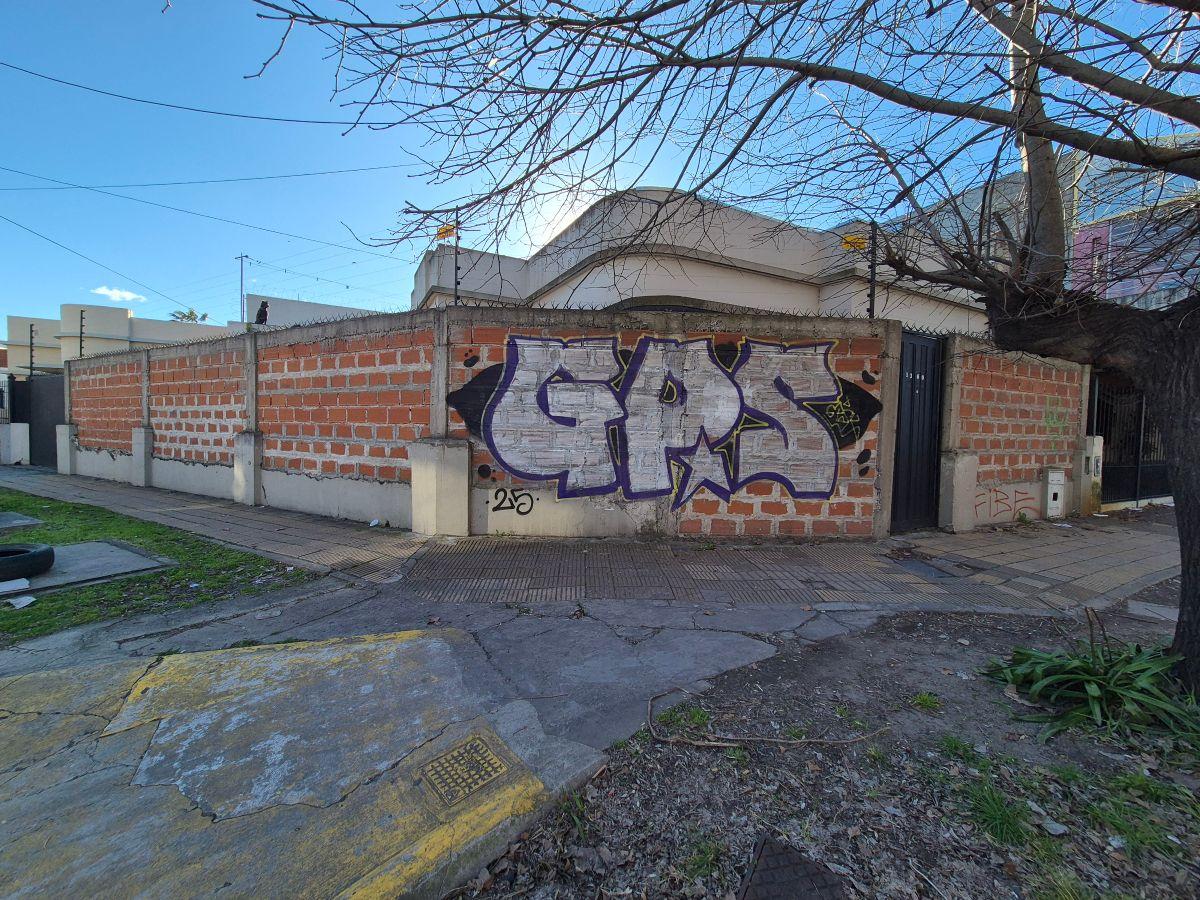 CASA DESARROLLADA EN ESQUINA DE ZONA COMERCIAL