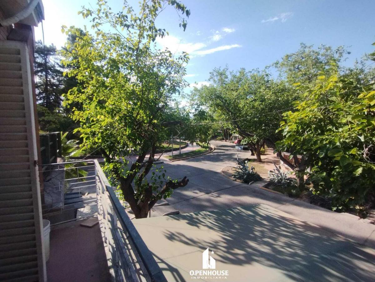 Openhouse Inmobiliaria Vende Casa en Barrio Parque de Godoy Cruz. 1