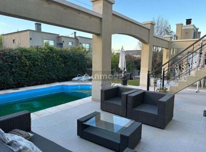 OPENHOUSE presenta a la venta magnífica casa ubicada en el prestigioso Barrio Dalvian. 3