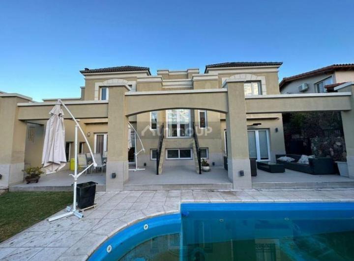 OPENHOUSE presenta a la venta magnífica casa ubicada en el prestigioso Barrio Dalvian. 2