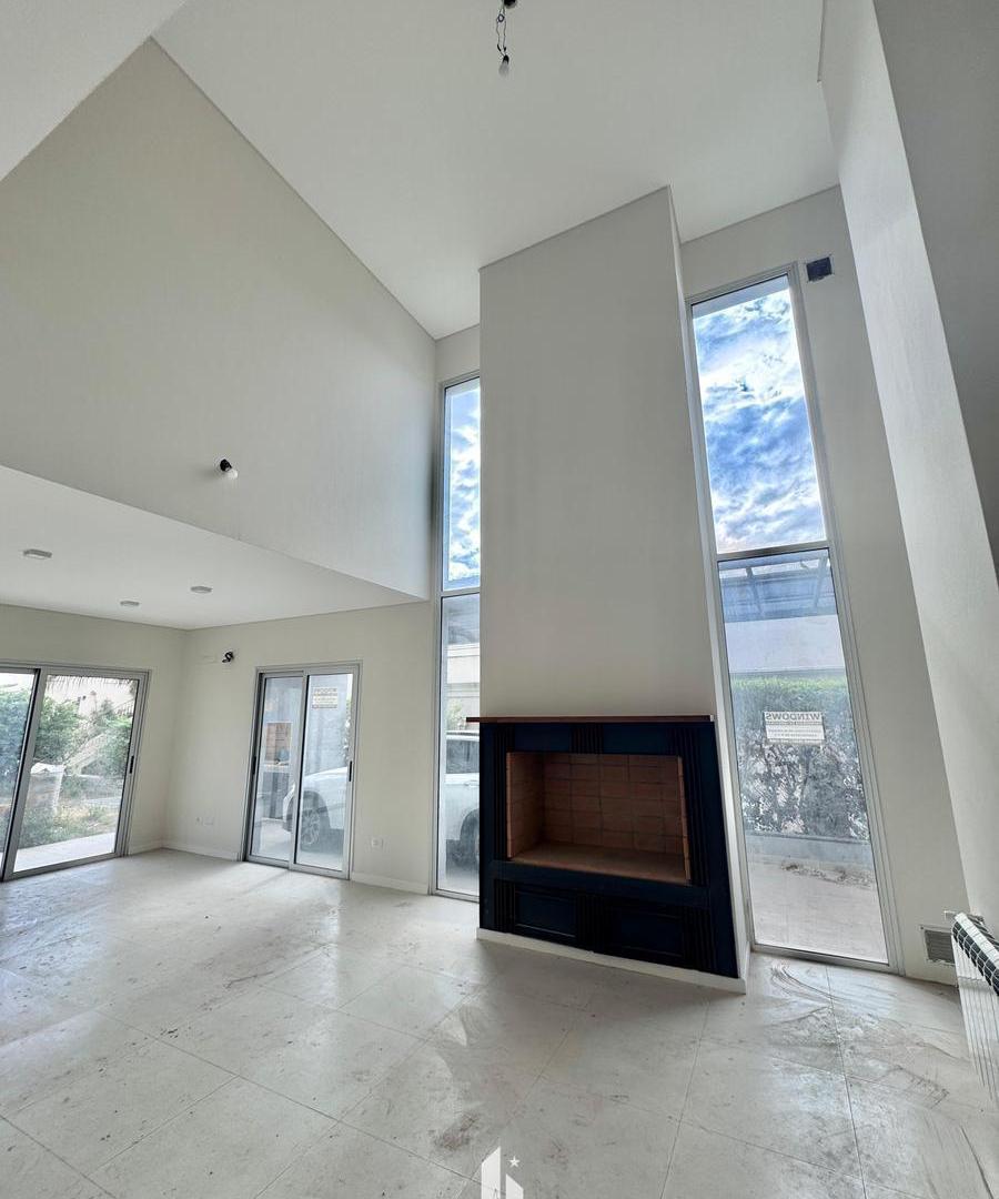 Foto de OPENHOUSE inmobiliaria vende magnífica casa a estrenar en Barrio Dalvian, imagen 4
