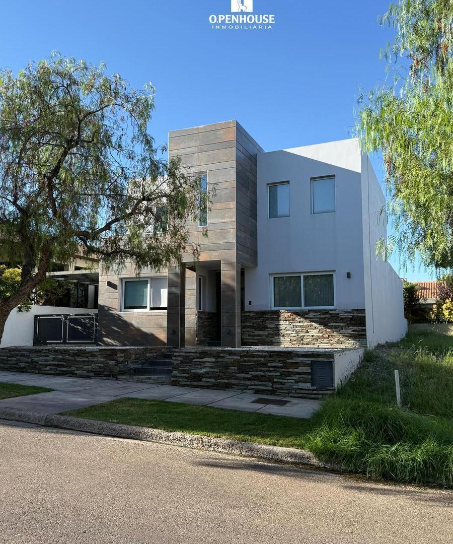 OPENHOUSE alquila excelente propiedad en Barrio Privado Dalvian