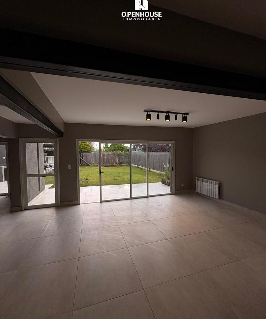 OPENHOUSE vende moderna casa en Bº Lomas de Terrada