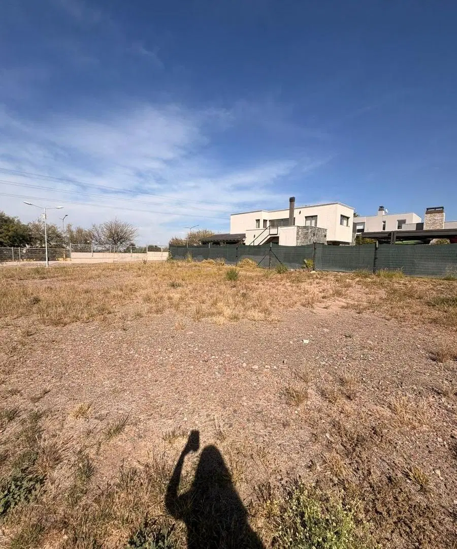 OPENHOUSE vende excelente terreno ubicado en Barrio Palmares "Las Jarillas", Luján de Cuyo. 3
