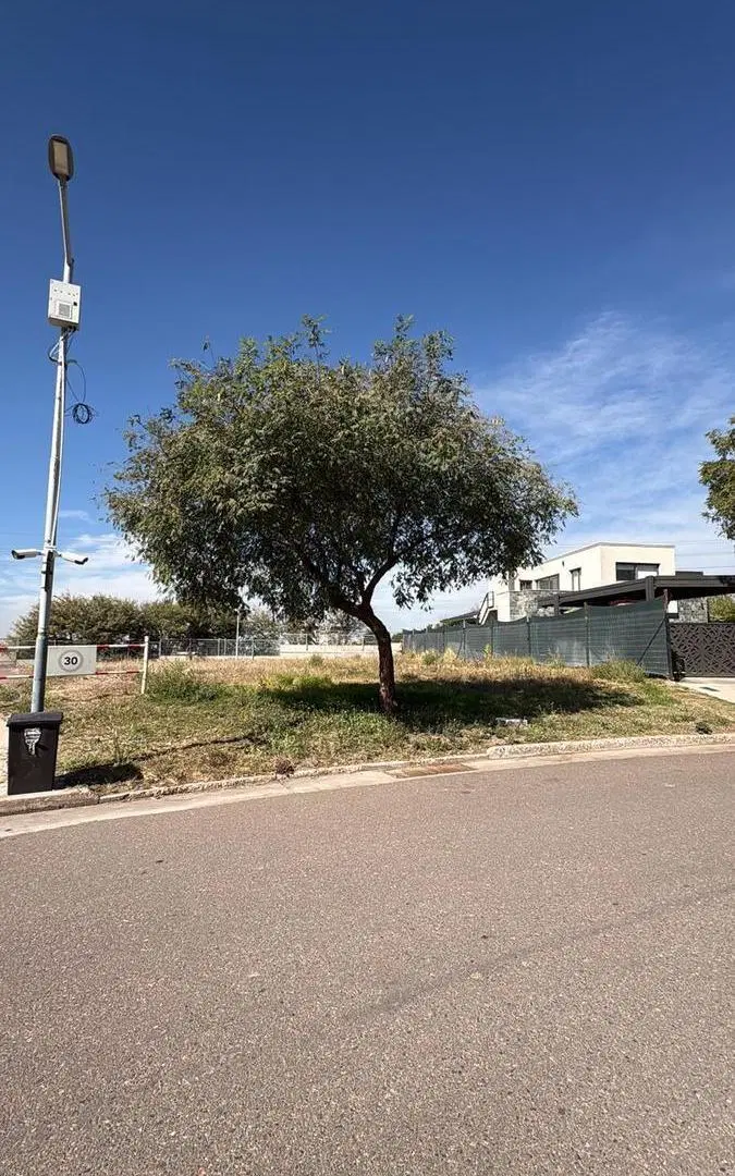 OPENHOUSE vende excelente terreno ubicado en Barrio Palmares "Las Jarillas", Luján de Cuyo. 2