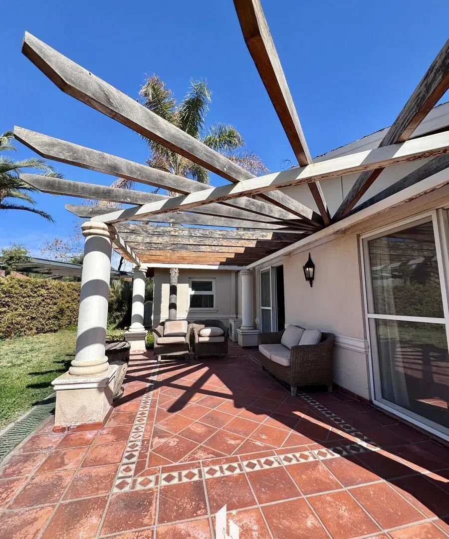 OPENHOUSE vende fabulosa y amplia casa en Barrio Dalvian 8