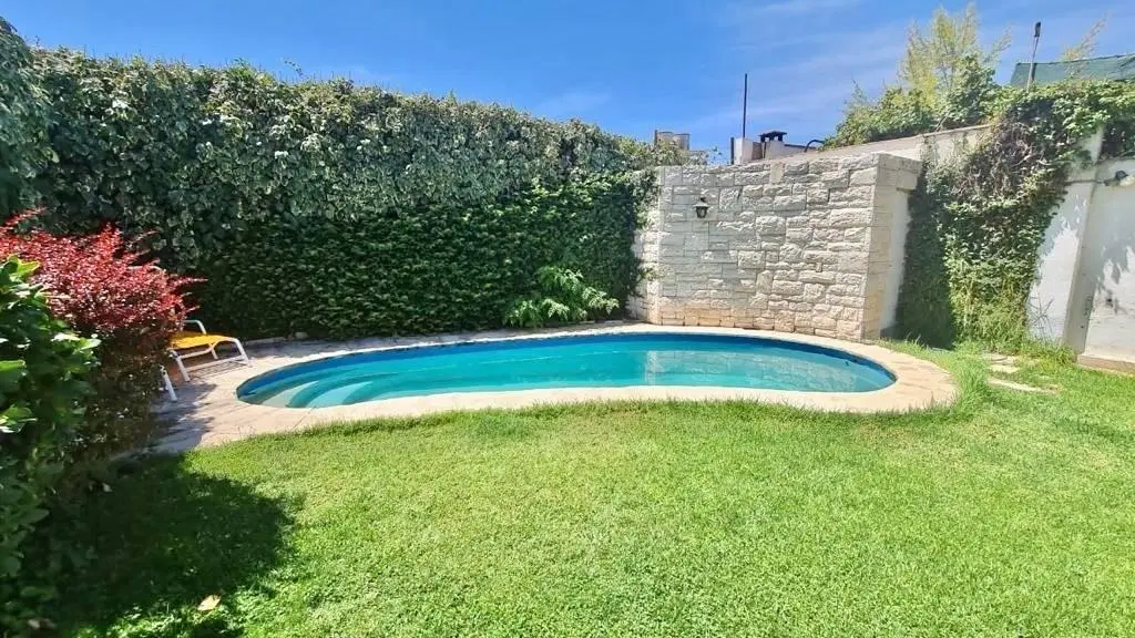 OPENHOUSE vende casa de categoría en Barrio Bombal 4