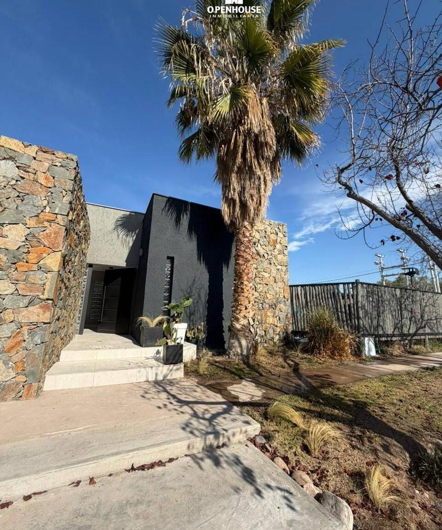 OPENHOUSE vende moderna casa en Bº Lomas de Terrada
