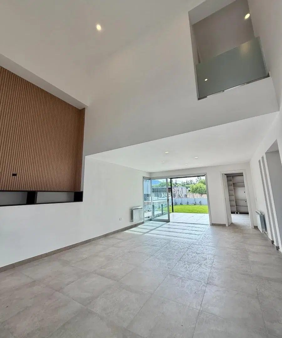 OPENHOUSE vende hermosa casa ubicada en Barrio Dalvian. 3
