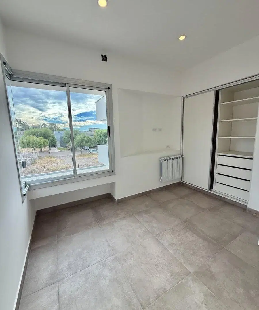 OPENHOUSE vende hermosa casa ubicada en Barrio Dalvian. 8