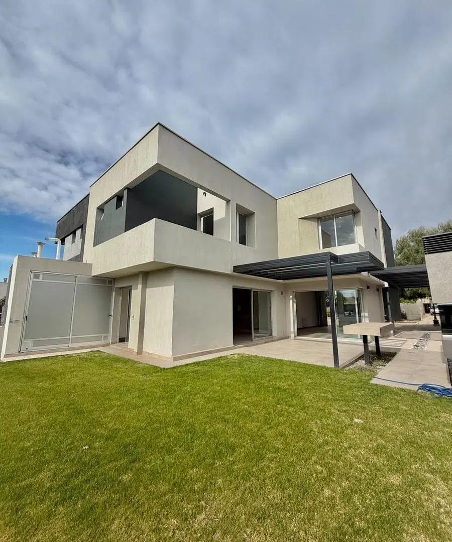 OPENHOUSE vende hermosa casa ubicada en Barrio Dalvian. 1