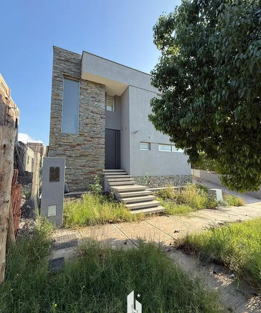 OPENHOUSE inmobiliaria vende magnífica casa a estrenar en Barrio Dalvian 1