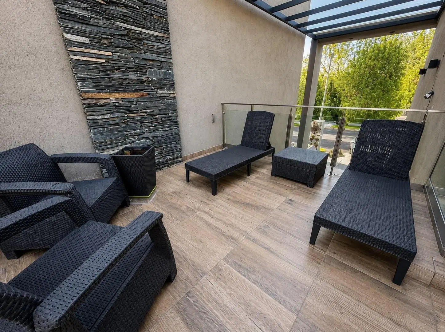 OPENHOUSE inmobiliaria VENDE hermosa casa moderna, ubicada en el barrio Dalvian. 2