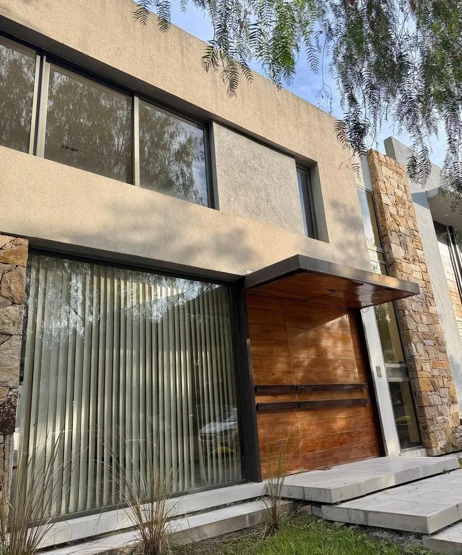 OPENHOUSE vende excelente casa en Barrio Dalvian 1