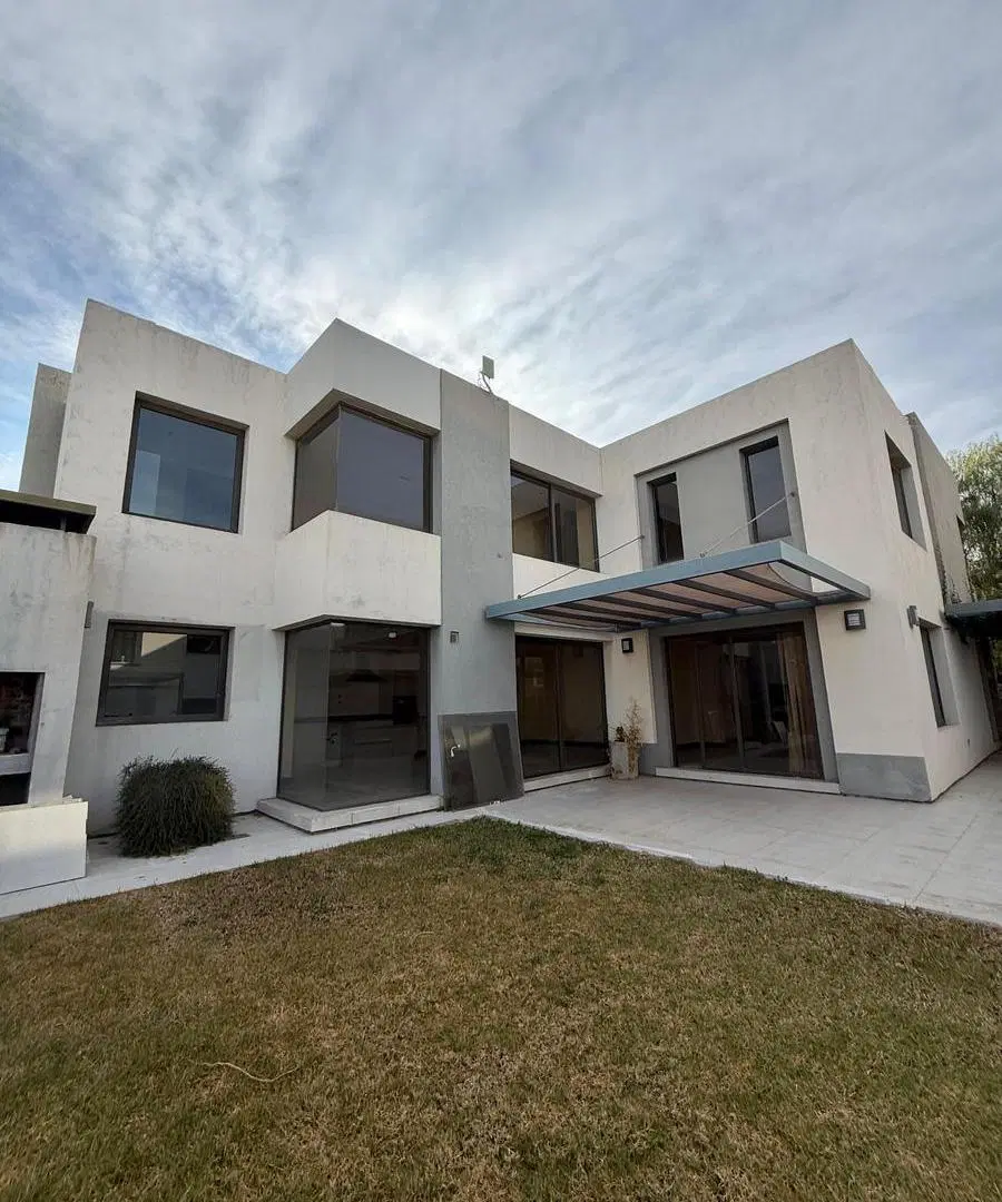 OPENHOUSE vende excelente casa en Barrio Dalvian 4