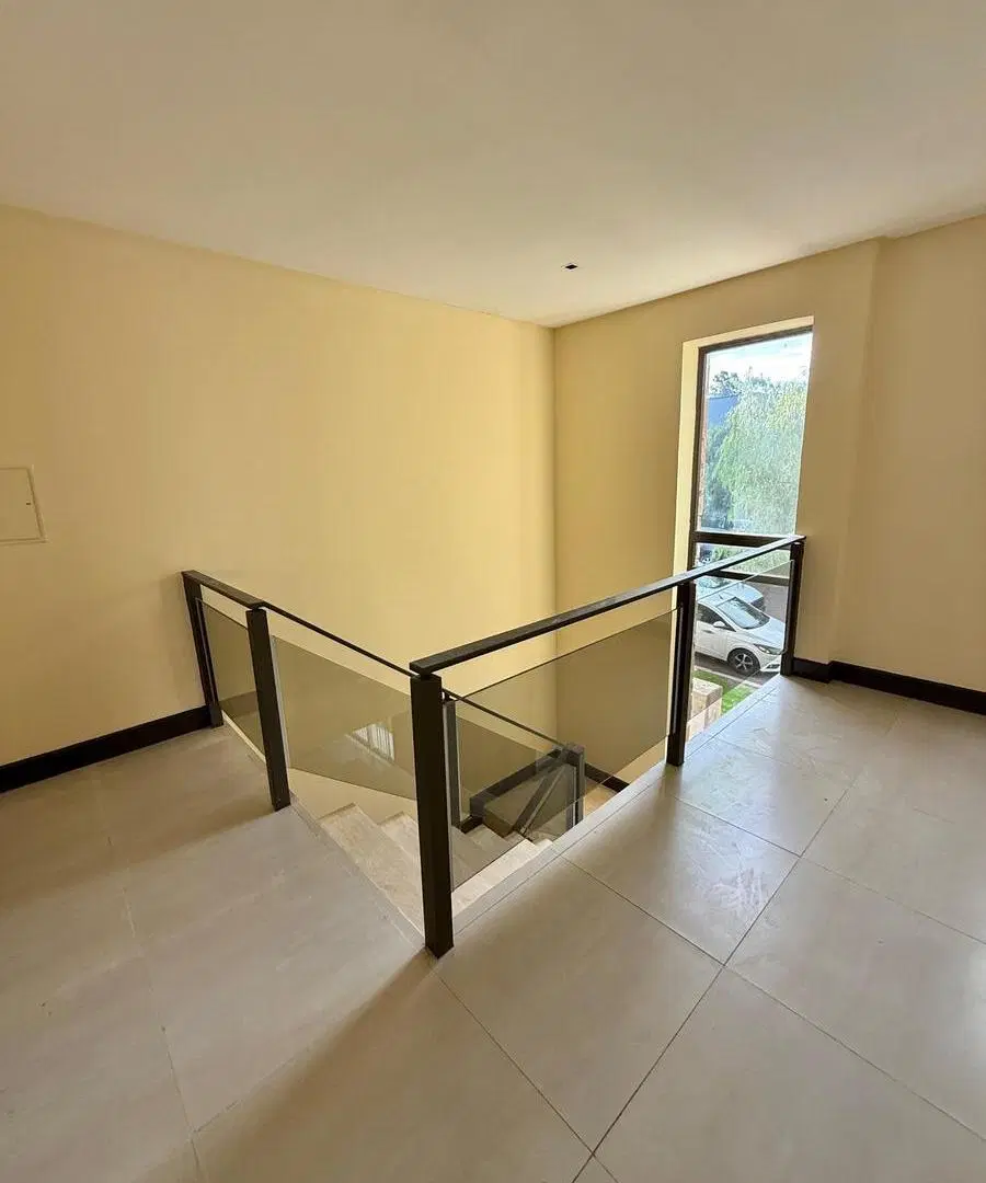 OPENHOUSE vende excelente casa en Barrio Dalvian 8