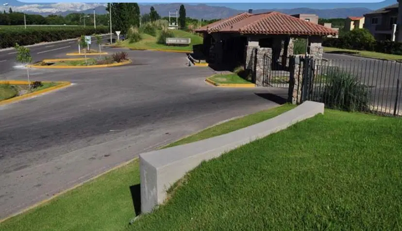 OPENHOUSE vende fabulosa casa en Barrio Rincon de Araoz,Lujan de Cuyo. 2