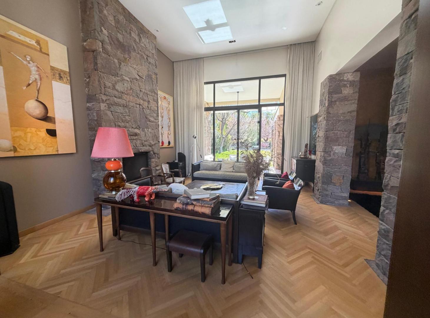 Foto de OPENHOUSE vende imponente casa en el Barrio Dalvian, imagen 3