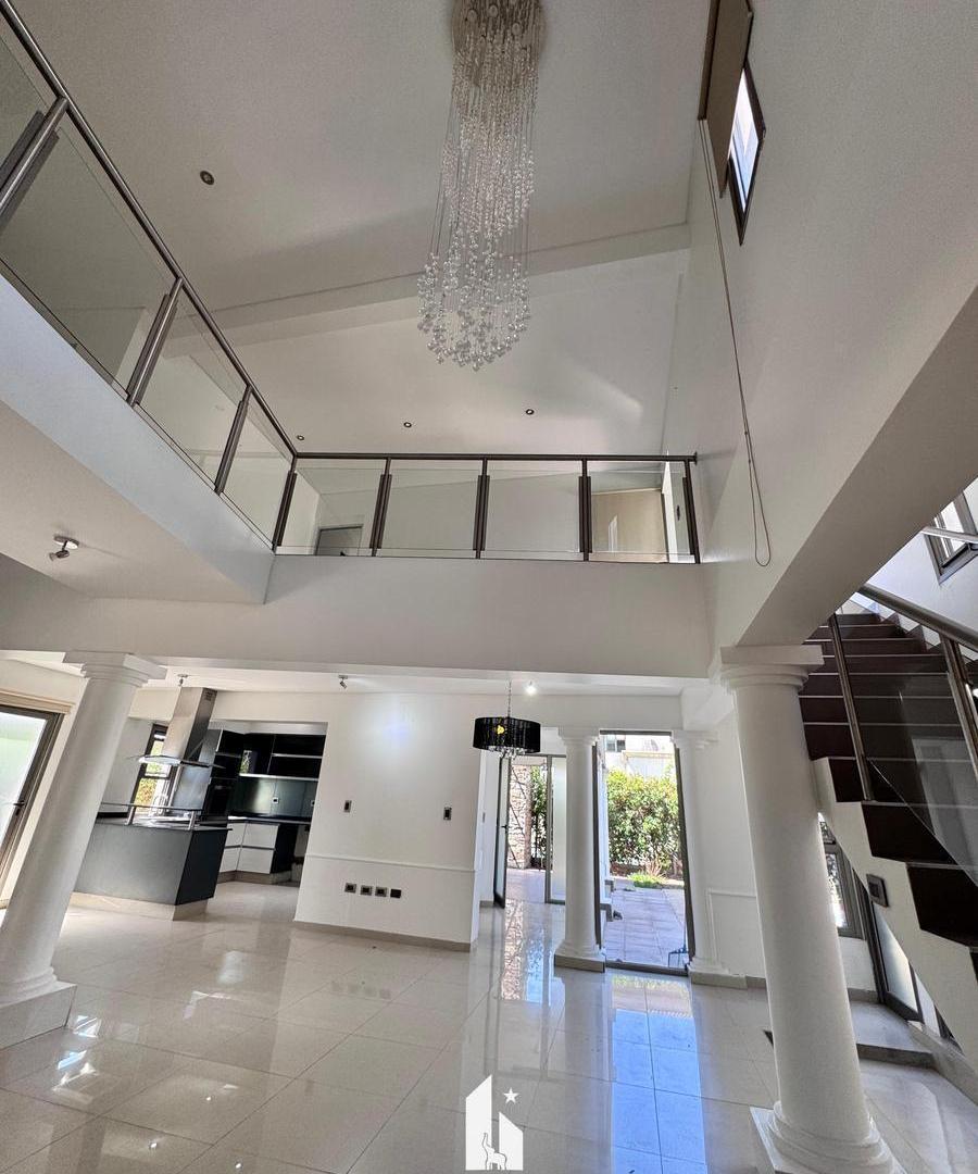 Foto de OPENHOUSE vende magnífica casa en el exclusivo Barrio Dalvian, imagen 2