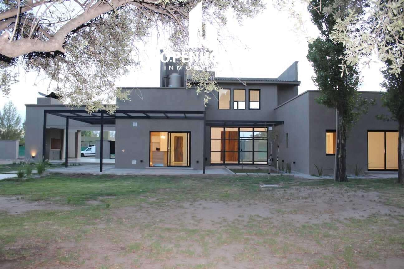 Foto de OPENHOUSE GROUP VENDE PRESTIGIOSA CASA, BARRIO SEMI PRIVADO EN SAN, imagen 3