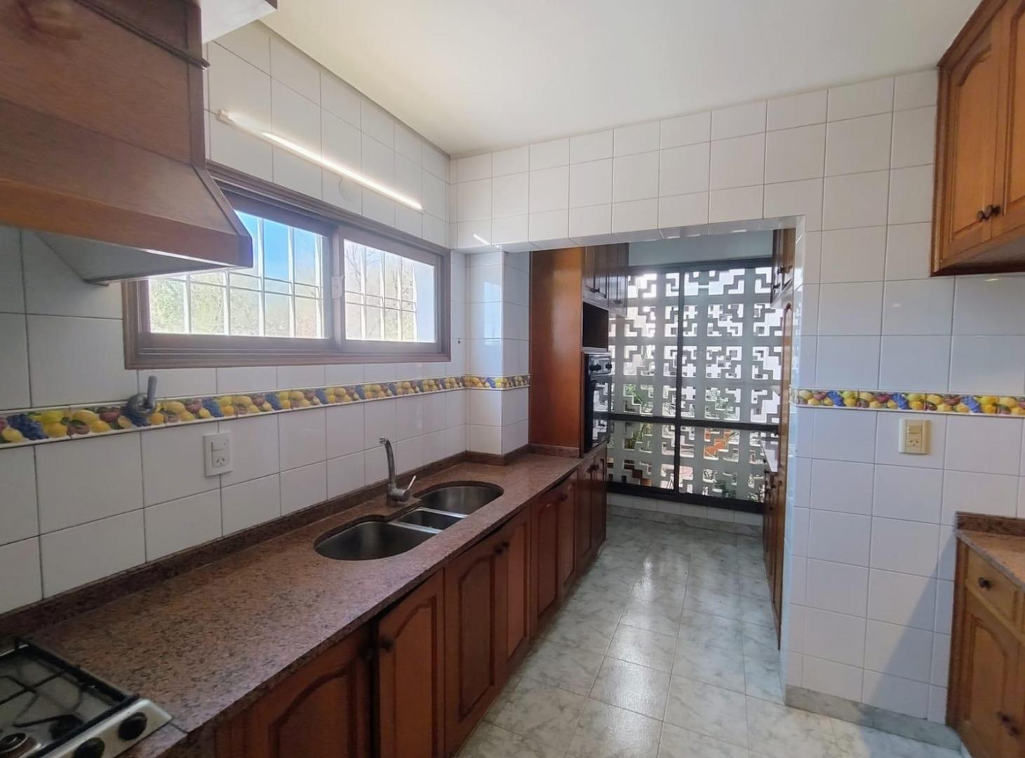 Foto de OPENHOUSE ALQUILA AMPLIO Y LUMINOSO DEPARTAMENTO EN LISANDRO DE LA TORE, imagen 4