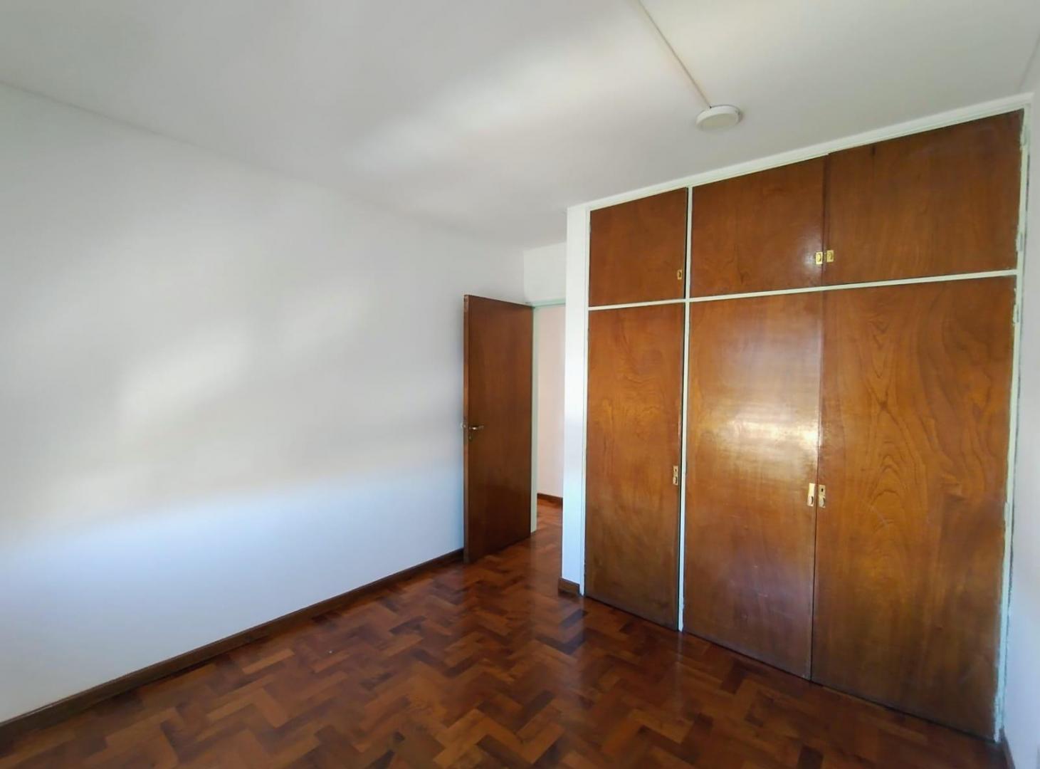 Foto de OPENHOUSE ALQUILA AMPLIO Y LUMINOSO DEPARTAMENTO EN LISANDRO DE LA TORE, imagen 1