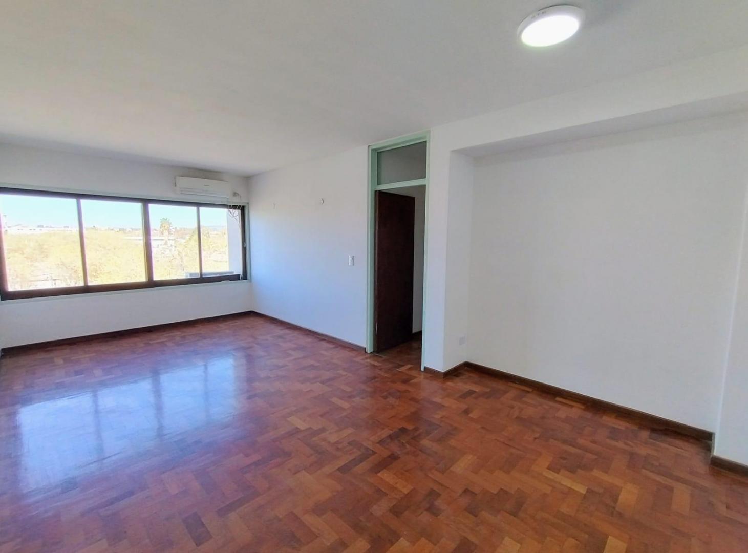 Foto de OPENHOUSE ALQUILA AMPLIO Y LUMINOSO DEPARTAMENTO EN LISANDRO DE LA TORE, imagen 4
