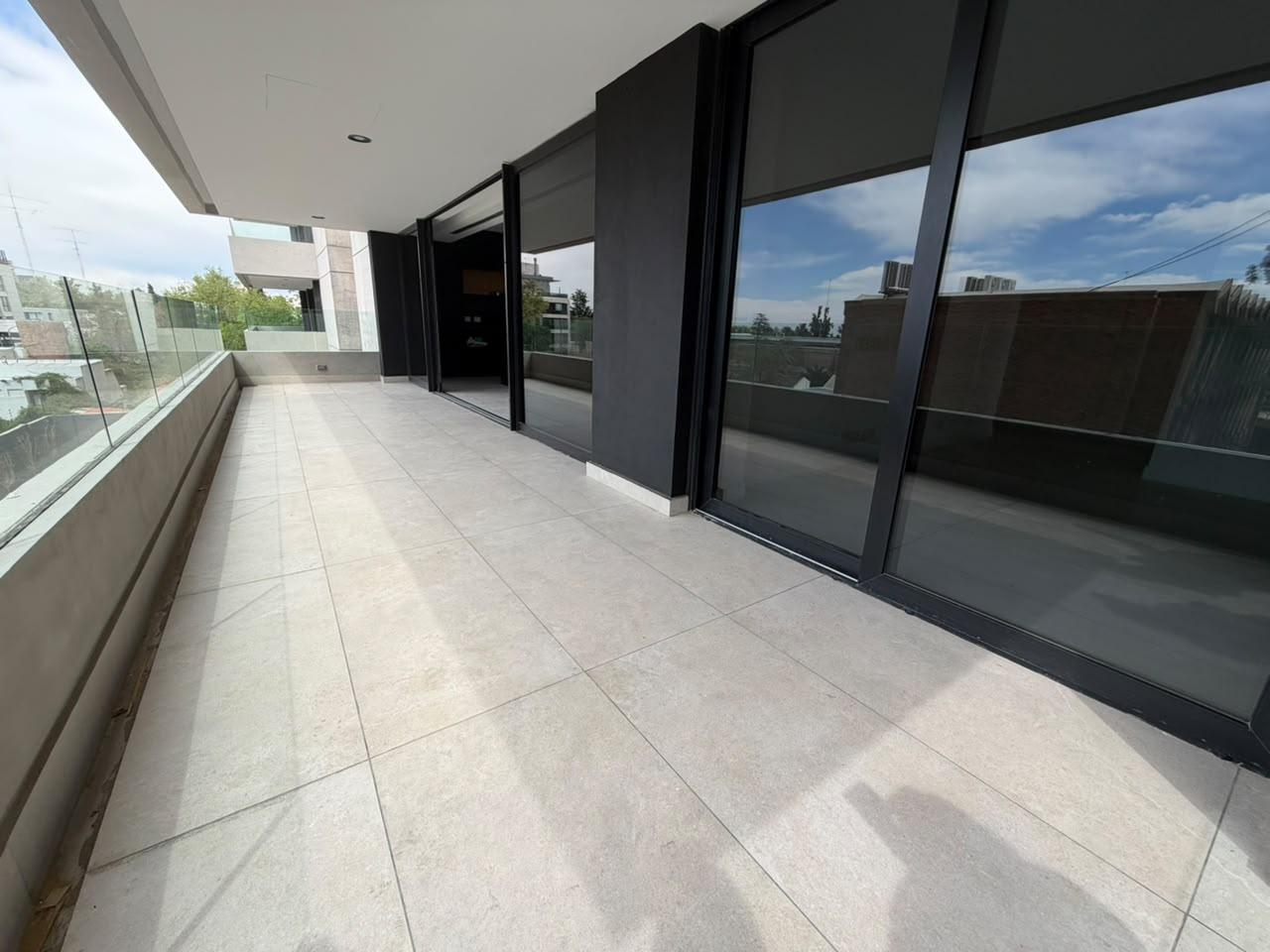 Foto de OPENHOUSE alquila moderno departamento en Av. Boulogne Sur Mer, imagen 1