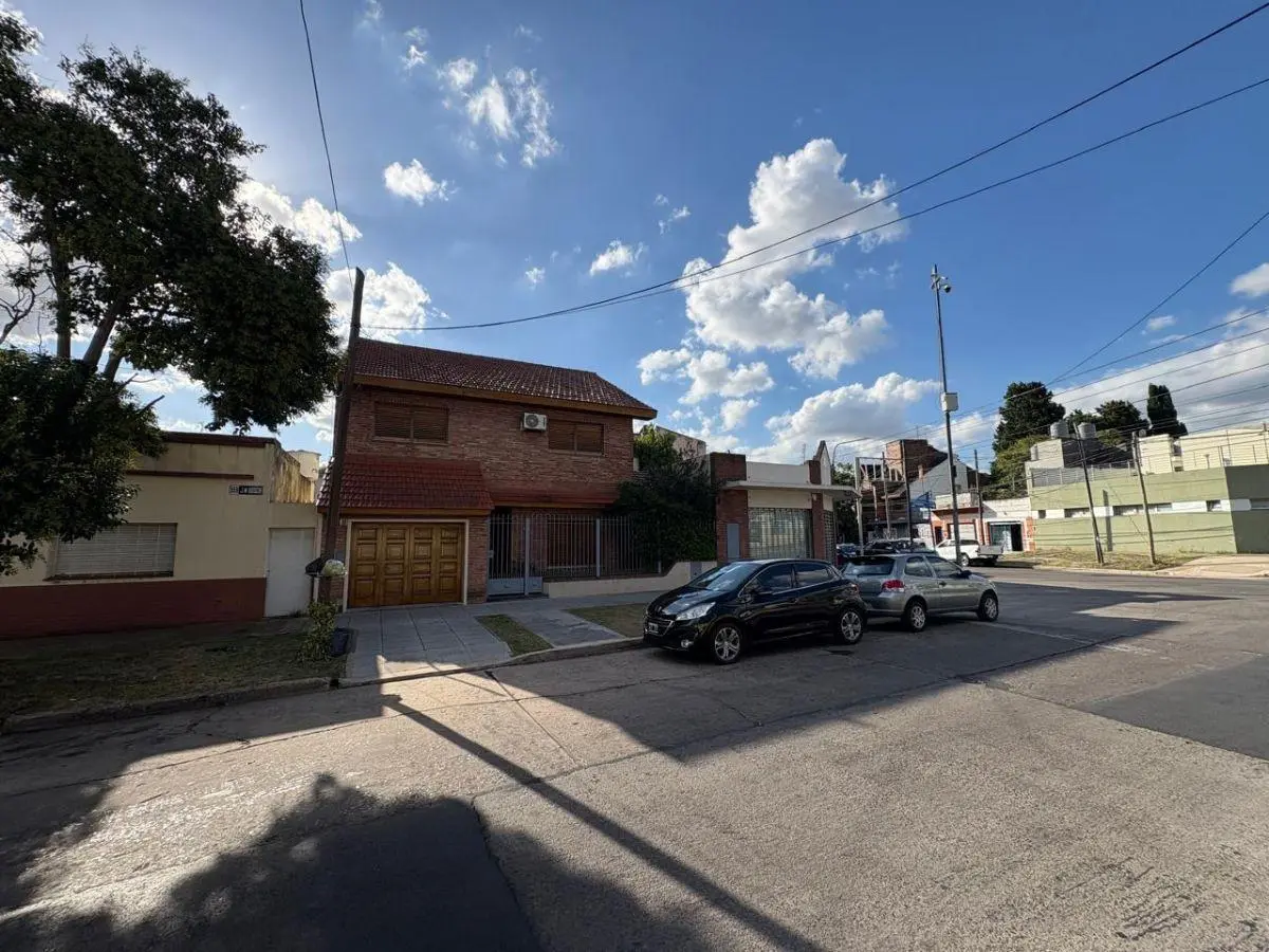 Casa en Venta de 5 Ambientes con Pileta en Villa Bosch 2