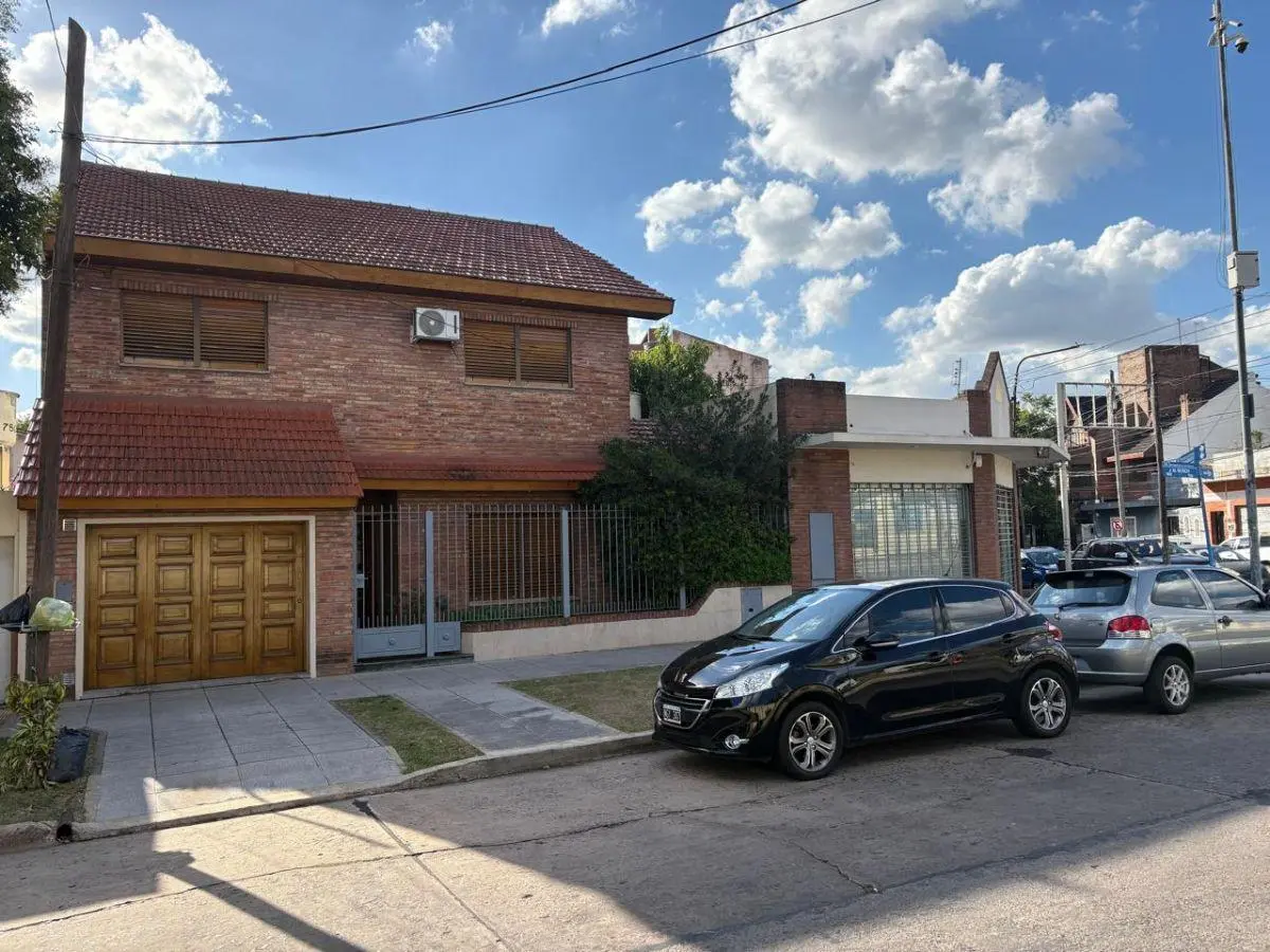 Casa en Venta de 5 Ambientes con Pileta en Villa Bosch 1