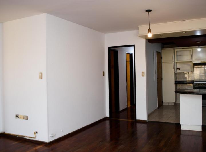 Amplio departamento con 3 balcones 2