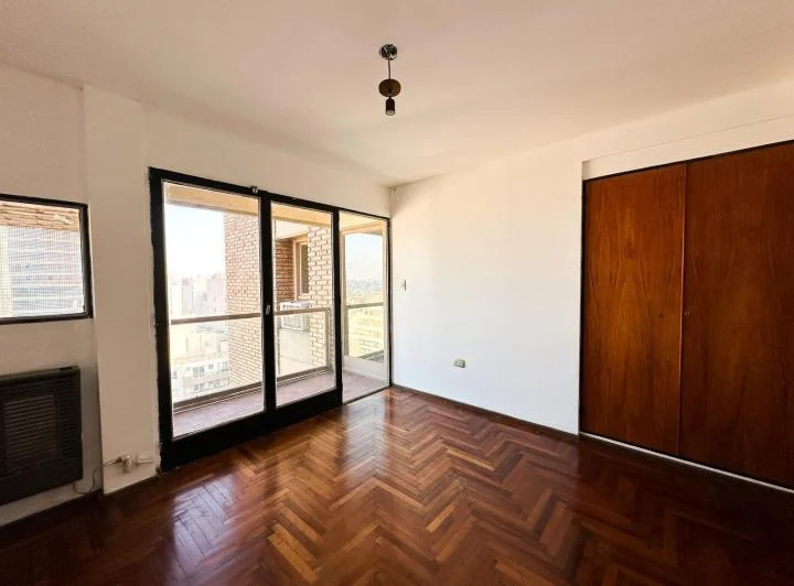 Amplio departamento con 3 balcones 4