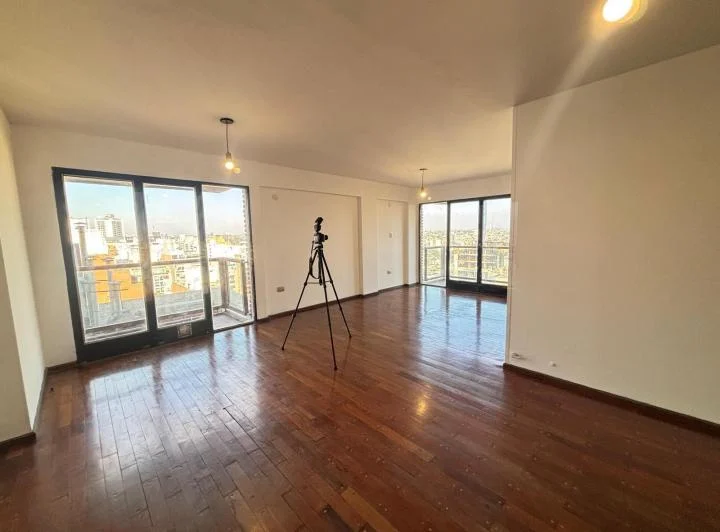 Amplio departamento con 3 balcones 3