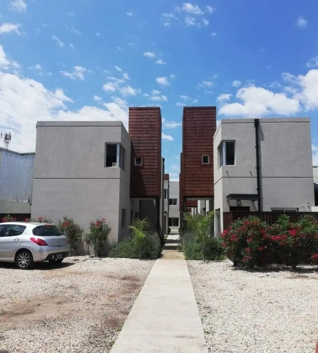 Casa Tipo PH Moderno con Cochera y Patio 3