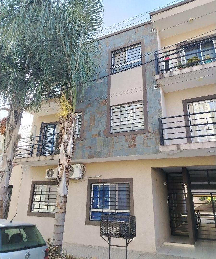 DEPARTAMENTO DE 2 AMB AL FRENTE CON BALCÓN Y COCHERA CUBIERTA