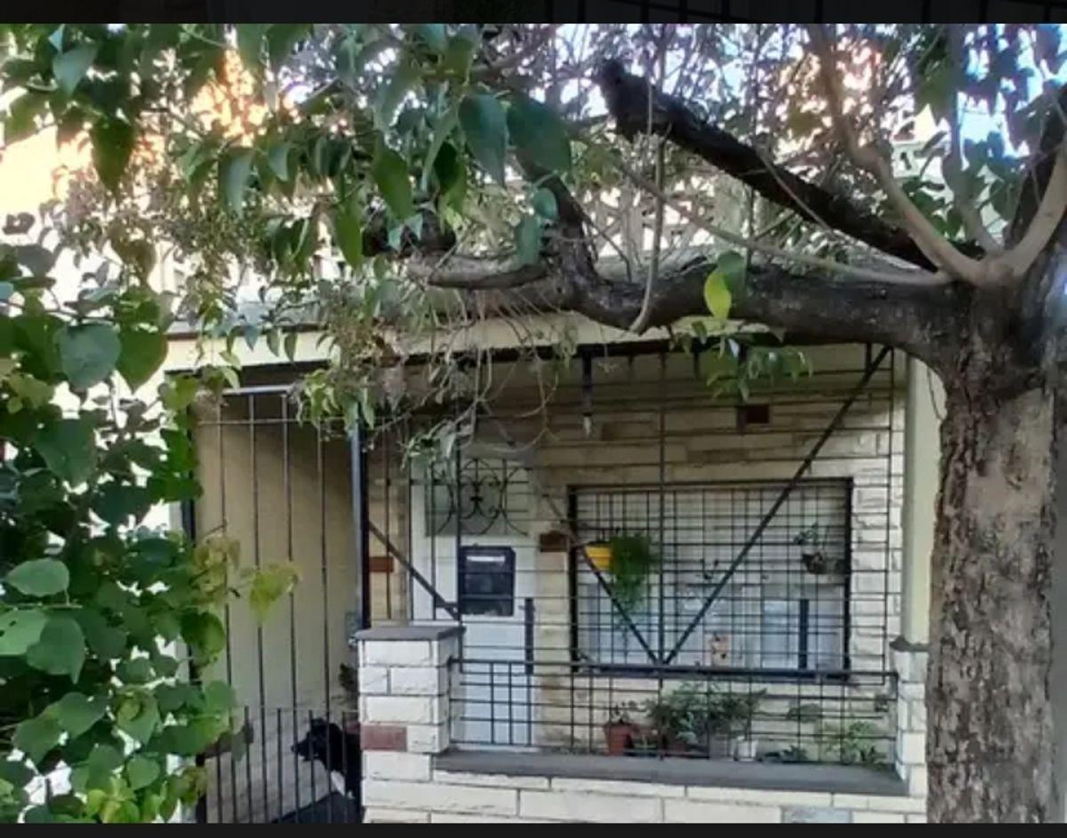 CASA EN LOTE PROPIO 3 AMB CON COCHERA