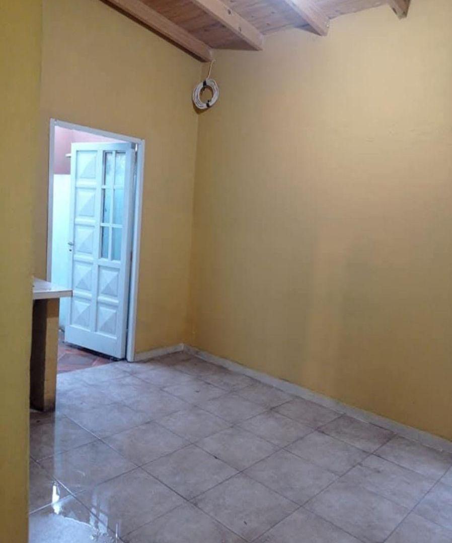 Foto de DEPARTAMENTO PLANTA BAJA DE 3 AMBIENTES CON PATIO, imagen 2