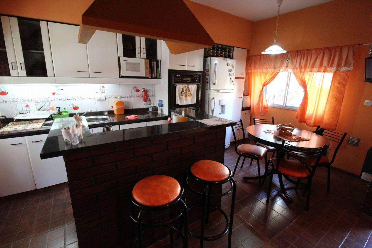 Foto de CASA EN TRES PLANTA EN LOTE PROPIO CON PLAYROOM, imagen 3