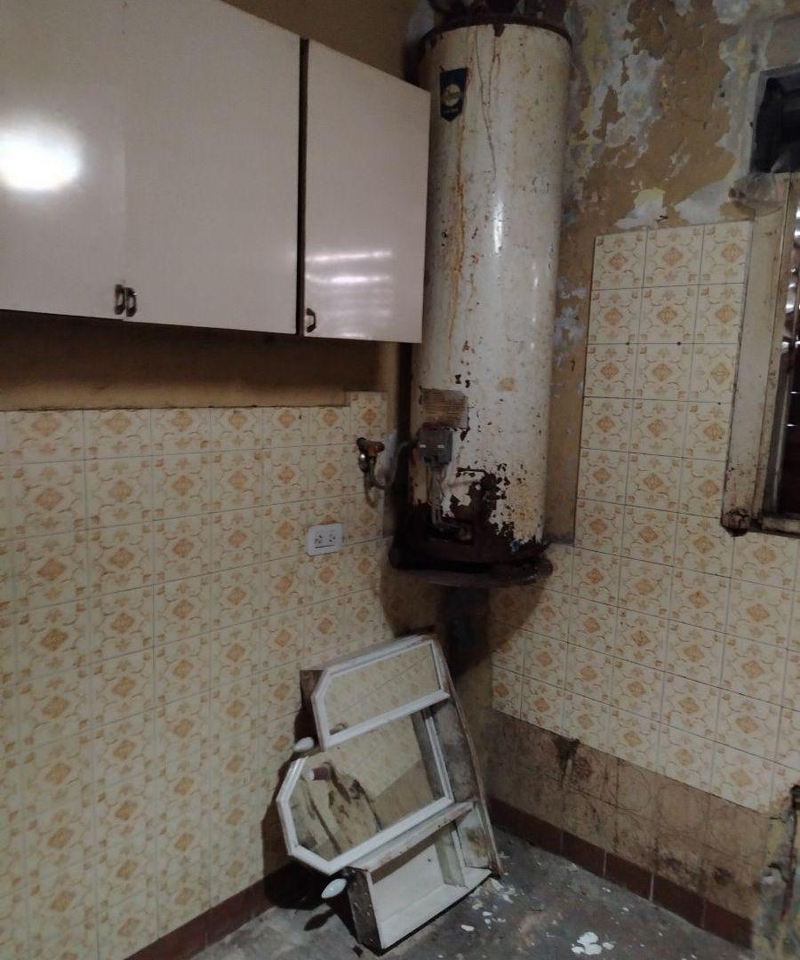 Foto de CASA EN LOTE PROPIO PARA REFORMAR FONDO LIBRE, imagen 3