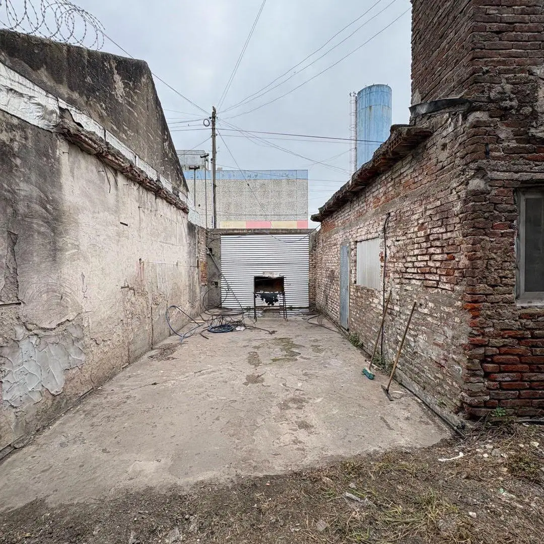 LOTE EN ESQUINA CON CONSTRUCCION--OPORTUNIDAD 5