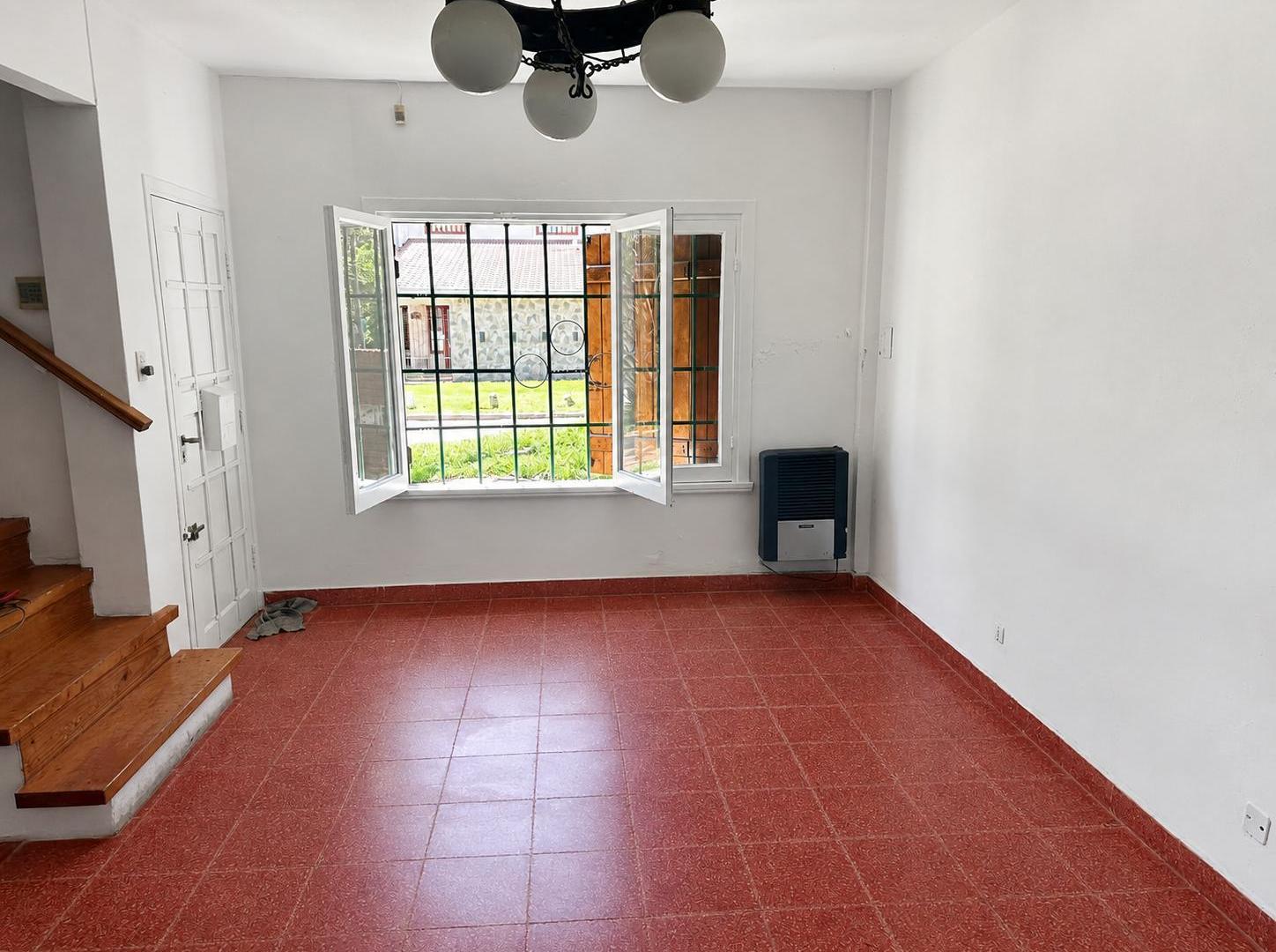 Foto de CHALET DE 5 AMBIENTES DESARROLLADO EN 2 PLANTAS, ZONA CONSTITUCION, imagen 4