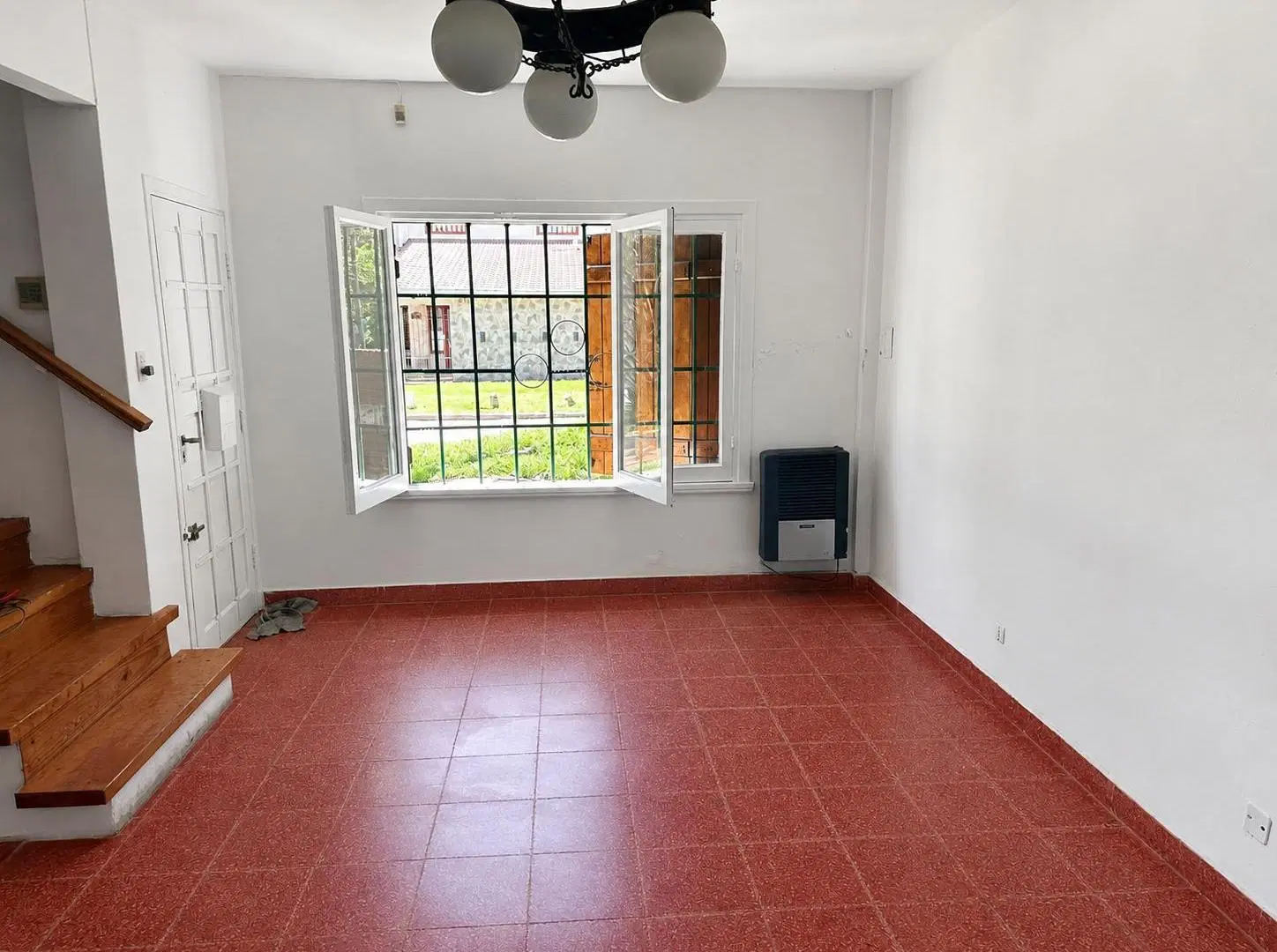 CHALET DE 5 AMBIENTES DESARROLLADO EN 2 PLANTAS, ZONA CONSTITUCION 3