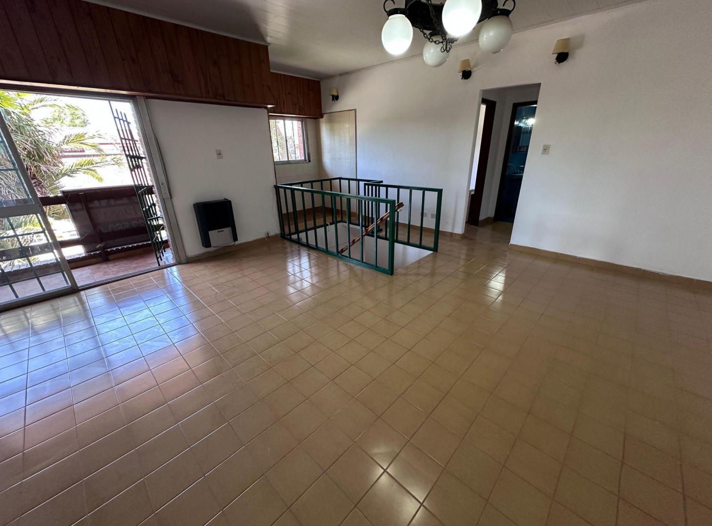 Foto de CHALET DE 5 AMBIENTES DESARROLLADO EN 2 PLANTAS, ZONA CONSTITUCION, imagen 2