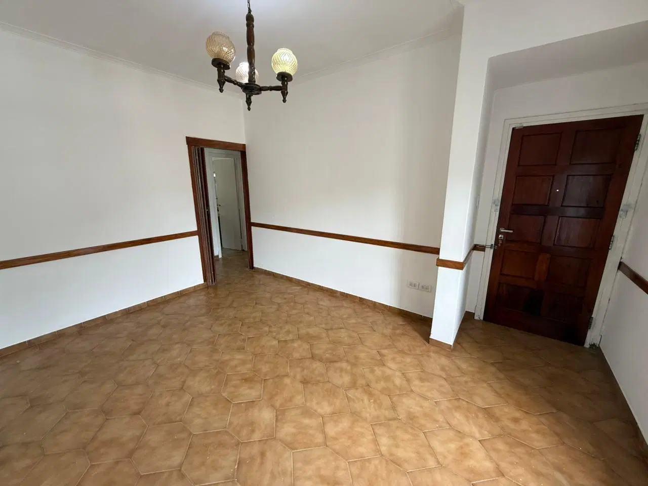 CHALET  de 5 ambientes con cochera y local incluido 2