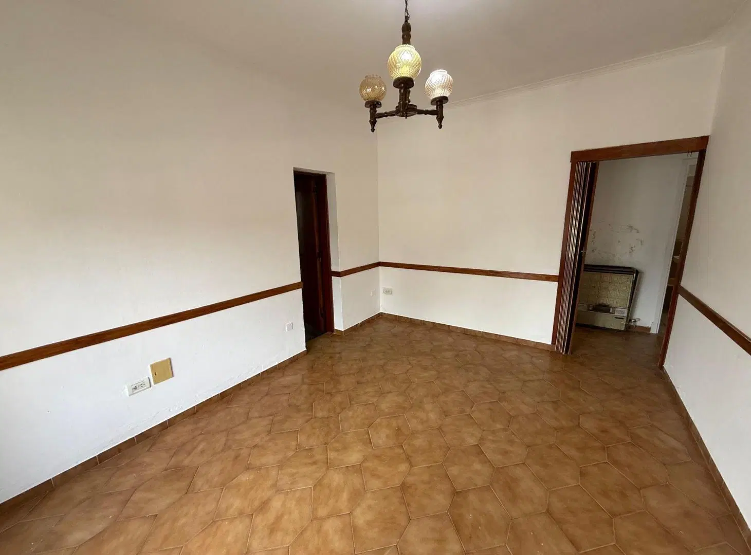 CHALET  de 5 ambientes con cochera y local incluido 5