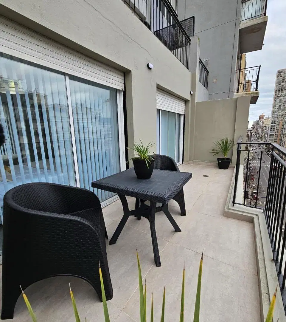 VENTA 3 AMBIENTES CON BALCON TERRAZA-- PLAZA COLON 4