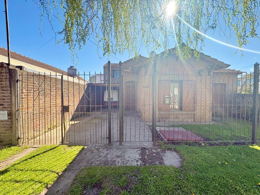 Foto de Casa de 5 ambientes con parque y cochera – Barrio Caisamar, imagen 1