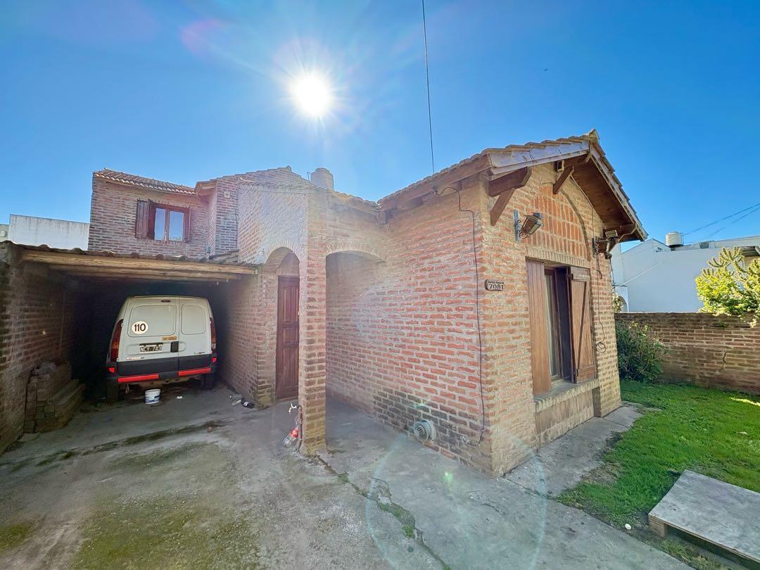 Foto de Casa de 5 ambientes con parque y cochera – Barrio Caisamar, imagen 3